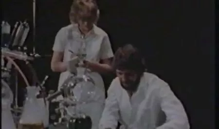 یک مرد ایستاده در آن چهار پا و احساس او این است که سیاه و سفید دیک در مهبل لباس سکسی اینستا (واژن)