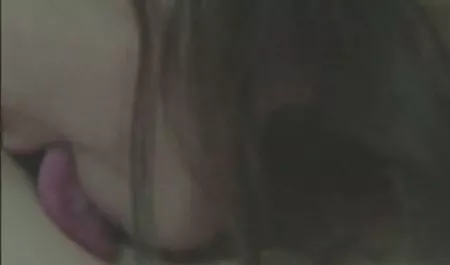 یک زن سکس انسان با حیوان اینستاگرام و شوهر جوان در صبح آغاز می شود با لذت بردن از رابطه جنسی دهانی با عشقبازی