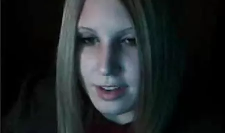 جذاب دختر به آرامی در جلوی وب کم برای افلام سکس اینستاگرام مردان