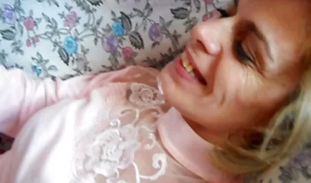 دختر بازی می کند با فیلم های سکسی از اینستاگرام جوانان بزرگ او در مقابل وب کم