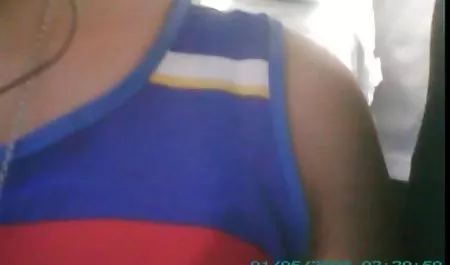 یک سگ جوان با الاغ بزرگ در به دوربین مخفی سکس اینستاگرام هیجان انگیز زن, خود ارضایی