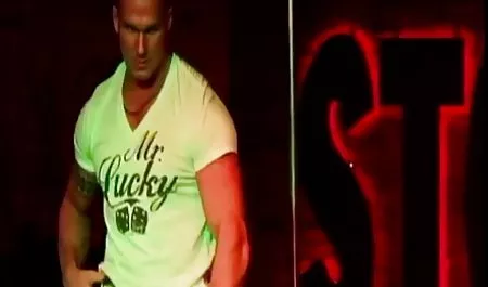 مادر شن قلب بزرگ که دارای حفره های بزرگ تنه سینه سکسی اینستاگرام پسران