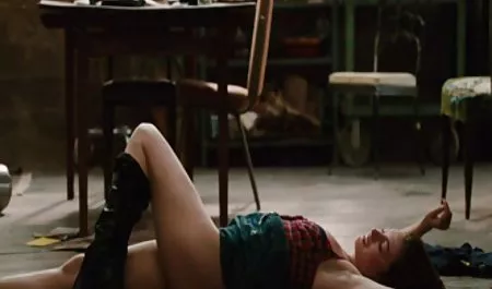 زن نما بر روی یک دوربین وب به لغزش به فیلم کوتاه سکسی اینستاگرام یک دست کت و شلوار نایلون