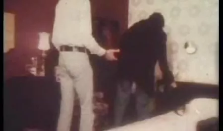 ضخیم, بزرگ نشان می دهد که دانلود سکس در اینستاگرام در زیر سقف اصلی پلت فرم ایستاده در چهار