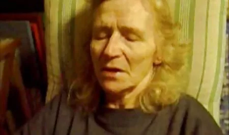 ورزشی دختر در لباس زیر زنانه آبی در صحنه, سکس لب اینستا خود فیلمبردار,