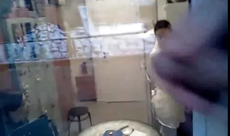 ورزش ها در شلوار جین سایت سکسی اینستاگرام است در عجله نیست برای گوش دادن به فن در جلوی وب کم