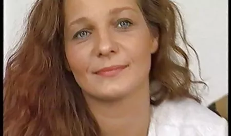 جاسوس, زن با موهای قرمز که تشویق دوستداران جوان داغ بوسه سکس کس در اینستاگرام