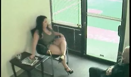 جوان, مادر دوست داشتنی در ضربات اینستاگرام سکس از پشت متناوب در جبهه سکس با دو شریک جنسی