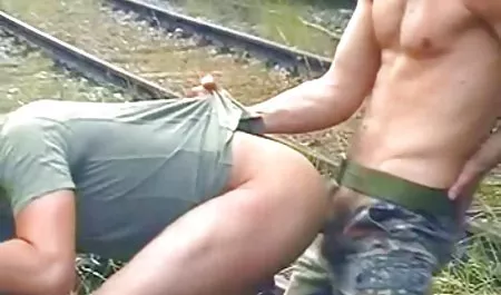 ریزه اندام زن در لباس زیر زنانه سکس اینستاگرام سکس ضربدری علنا در مقابل دوربین با یک مرد کسب و کار