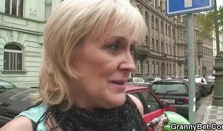 یک زن جوان با دانلود اینستاگرام سکسی الاغ بزرگ لعنتی سرطان در پنجره پنت هوس