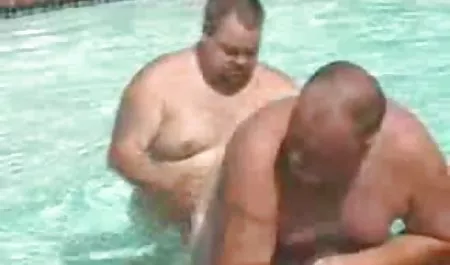 خانه, همسر در لباس زیر زنانه سفید و جوراب اینستاگرام فیلم های سکسی در مقابل