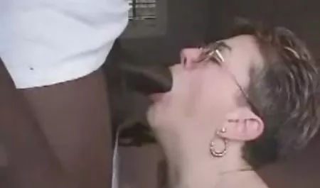 جوان کلیپ های سکسی در اینستاگرام سیاه با برآمدگی لب برهنه در مقابل دوربین آماتور