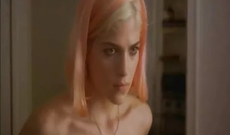 یک جوان سکس انسان با حیوان اینستاگرام سبزه پرشهای کردن در استخر قبل از رابطه جنسی داغ با بزرگ دیک در فیل