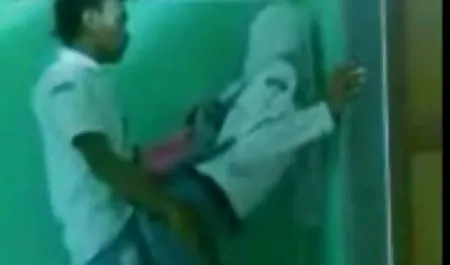 افراد جوان تمایل به بیشتر زن و شوهر با اینستاگرام سکس کردن او بر روی نیمکت.