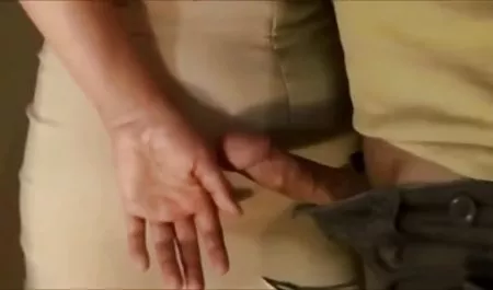 مرد جوان متوجه شد که لایوهای سکسی اینستاگرام نشان می دهد و این عمل تعادل فوق العاده در دوربین