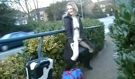 یک نوار سیاه زنان سکسی اینستاگرام عبور از مسیرهای با دختر زیبا الکسیس رودریگز