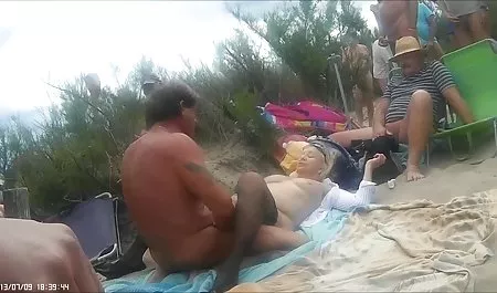 فرانک تنها در استخر پر از دختران با جوانان طبیعی بزرگ فیلم های سکسی اینستاگرام