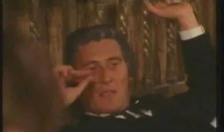 یک دختر جوان در یک کلاه بمکد دیک و در اینستاگرام های سکسی با یک مرد بدون لباس