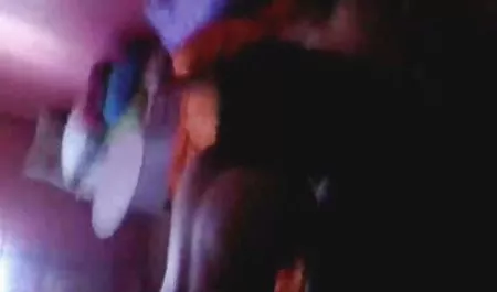 شبکه وانت هنرمند شروع می شود توسط استخر, نازک و درایوهای یک لوله عرب سکس اینستاگرام پیچ در