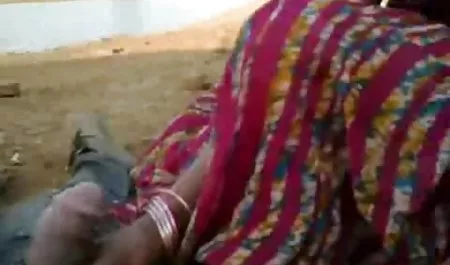 مرد بزرگ یک زن جوان با موهای قرمز در بستر لایوهای سکسی اینستاگرام