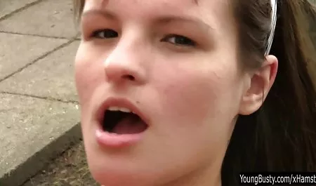 بور کانال فول سکسی اینستاگرام عروسک با تاتو روی بدن با لبخند خروس و دوستداران توپ در خانه خود را.