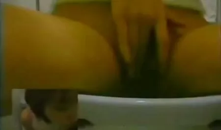 مرد بزرگ تماشای فیلم سکسی در اینستاگرام از سرخ کردن مادر با کون بزرگ