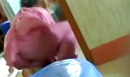 مبتذل مدیر: کانی باعث می شود یک بازیگر جوان در, استفراغ کردن, بالا جامد دامن کوتاه سکس باز اینستا