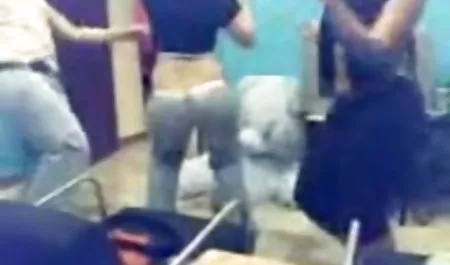 دختر جوان با جوانان طبیعی بزرگ و احساس شعله عرب سکس اینستاگرام های آتش در ساحل