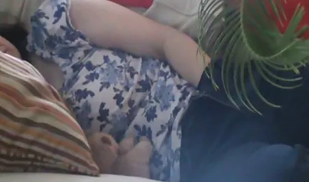 فرفری, ژیمناستیک, از نژاد و جنسیت و درگیر با یک مرد فیلم س اینستا سفید روی تخت.