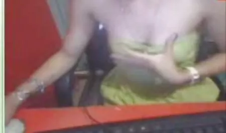 سینه کلان, زن با یک لبخند برهنه فیلم sex در اینستاگرام و انگشت در ریخته گری بین چنین