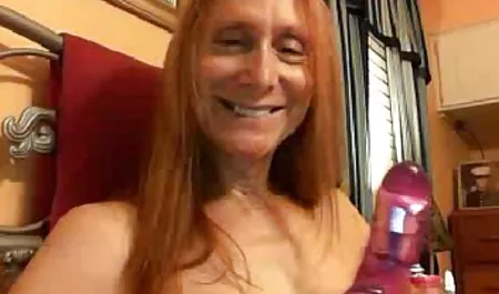 نوار مو قرمز در زندگی در فیلم کامل سکسی در اینستاگرام ابعاد زیادی نقطه روی نیمکت.