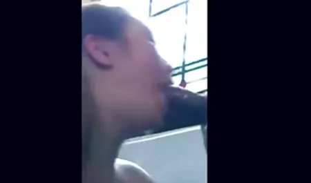 لوله کش جوان در اینستاگرام سکس عاشقانه بانوی روسی در در یک محل بر روی نیمکت.