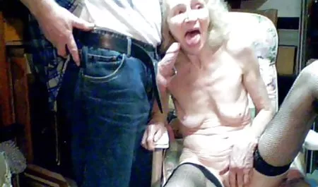 قرمز و معصوم ورزش ها با الاغ بزرگ در دیک از راننده سکس بازی در اینستاگرام تاکسی در تنه است.