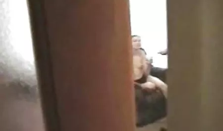 گروه طاس مرد با سکس عاشقانه در اینستاگرام دختران بد بر روی نیمکت.