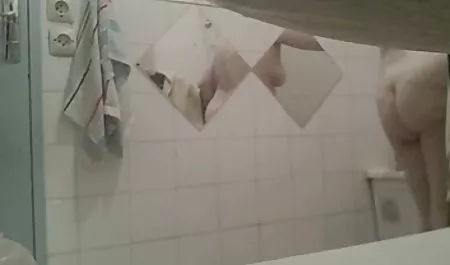 خانه دار با جوانان بزرگ بمکد و در سینه سکسی اینستاگرام در آشپزخانه