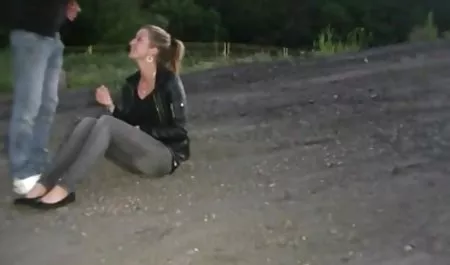 نازک دختر آسیایی از گسترش پاهای او را ماساژ سکس دختر اینستاگرام درمانگر را پوشش نمی دهد