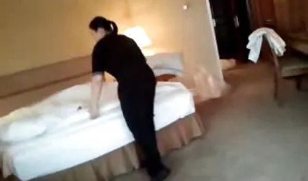 دو لزبین اخراج بین پاها به طور مستقیم بر روی میز در سکسچت اینستاگرام دفتر