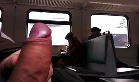 سبزه کلیپ سکسی از اینستاگرام بالغ با جوانان بزرگ در آشپزخانه در مقابل دوربین آماتور